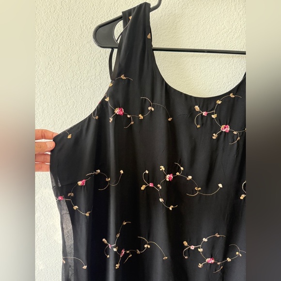 Black and Pink Sleeveless Maxi Dress with Scoop Neck - Picture 2 of 11
